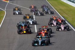 Lewis Hamilton, Mercedes AMG F1 W08, Sebastian Vettel, Ferrari SF70H, Max Verstappen, Red Bull Racing RB13, Daniel Ricciardo, Red Bull Racing RB13, Esteban Ocon, Sahara Force India F1 VJM10, et le reste du peloton au départ