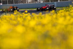 Sebastian Vettel, Ferrari SF70H, achtervolgt Daniel Ricciardo, Red Bull Racing RB13