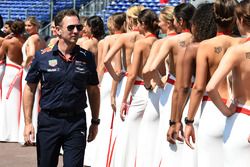 Девушки и руководитель Red Bull Racing Team Principal Кристиан Хорнер