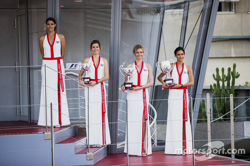 Chicas de la parrilla en el podio, con los trofeos