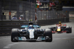 Valtteri Bottas, Mercedes AMG F1 W08, Max Verstappen, Red Bull Racing RB13
