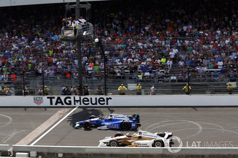 Takuma Sato, Andretti Autosport Honda menyalip Helio Castroneves, Team Penske Chevrolet