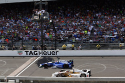 Takuma Sato, Andretti Autosport Honda passes Helio Castroneves, Team Penske Chevrolet