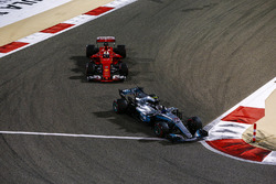 Valtteri Bottas, Mercedes F1 W08, Sebastian Vettel, Ferrari SF70H