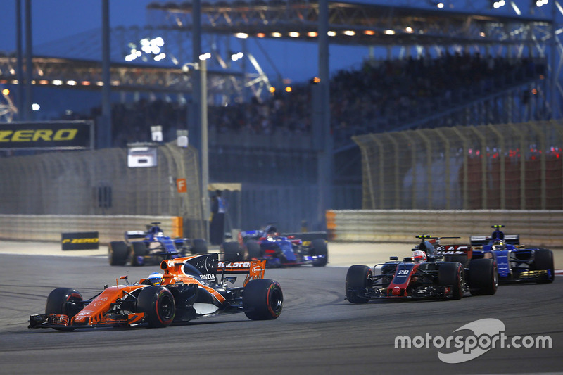 Fernando Alonso, McLaren MCL32, leads Kevin Magnussen, Haas F1 Team VF-17, Pascal Wehrlein, Sauber C36-Ferrari