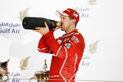 Podio: il vincitore della gara Sebastian Vettel, Ferrari beve Acqua di Rose