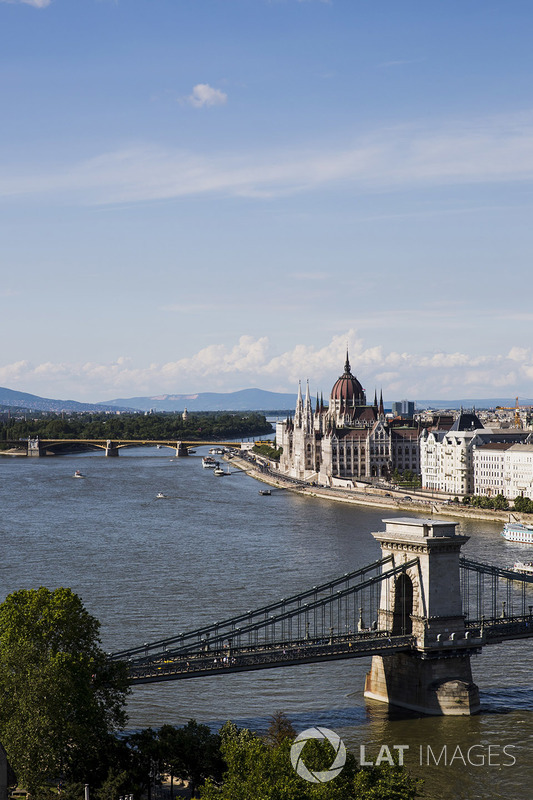 Una vista de la ciudad y el puente de las cadenas Szechenyi