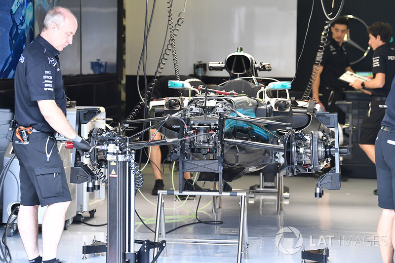 Une Mercedes-Benz F1 W08 dans le garage