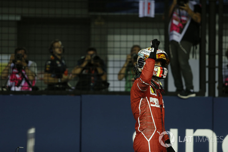 Il Pole sitter Sebastian Vettel, Ferrari, festeggia nel parco chiuso