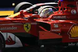 Il Poleman Sebastian Vettel, Ferrari SF70H, nel parco chiuso