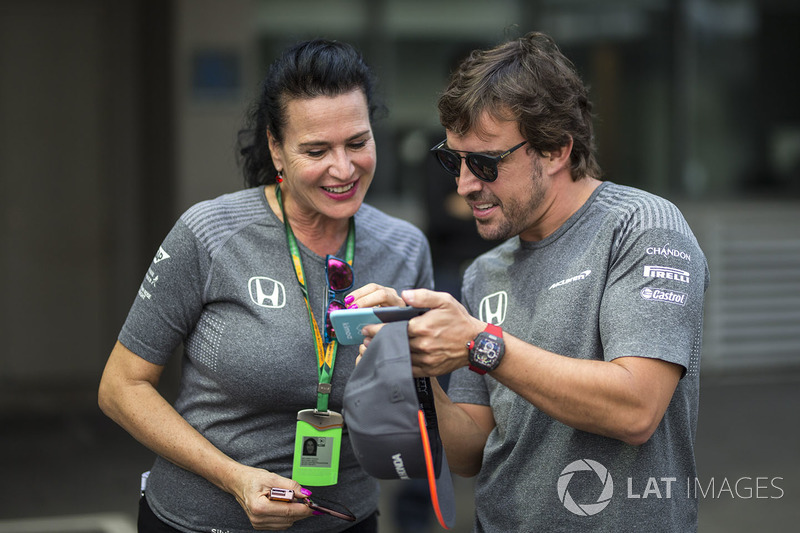 Fernando Alonso, McLaren e Silvia Hoffer Frangipane, addetta stampa McLaren