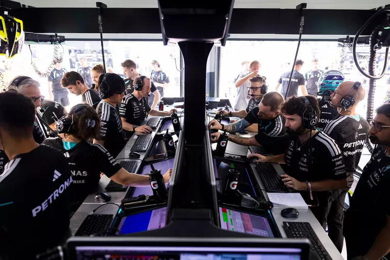 Ingénieurs Mercedes, garage Mercedes