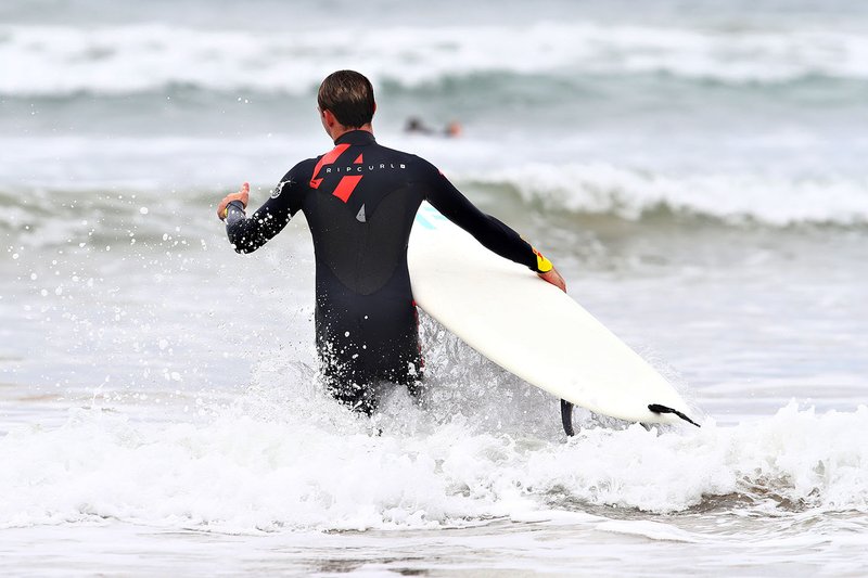 Pierre Gasly, Red Bull Racing, va a fare surf con la leggenda del surf Mick Fanning