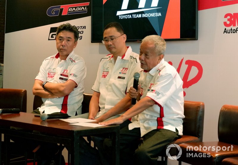 President Director TRD Indonesia Toshio Obara, Executive General Manager PT Toyota-Astra Motor, Franciscus Soerjopranoto, dan Direktur Toyota Team Indonesia