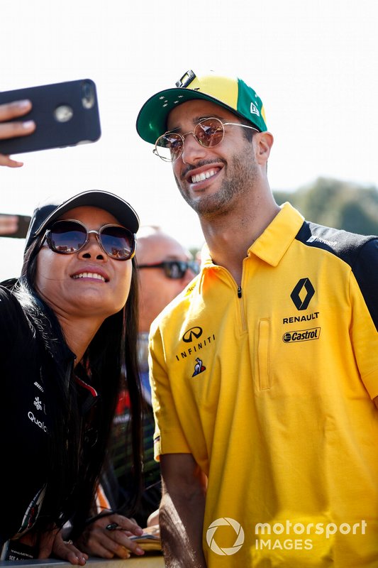 Daniel Ricciardo, Renault F1 Team poses for a selfie with a fan