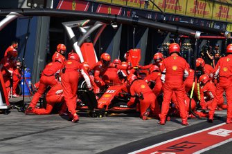 Charles Leclerc, Ferrari SF90, s'arrête au stand