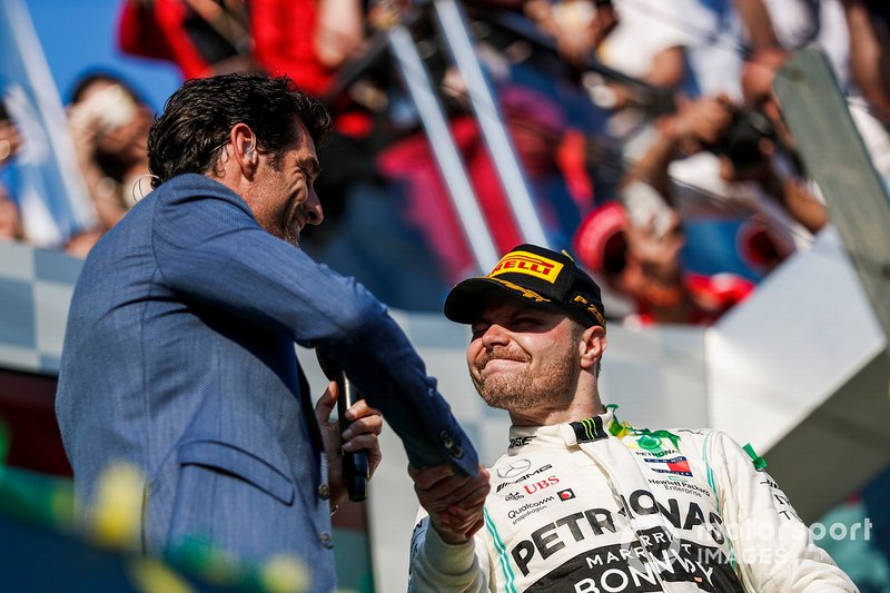 Mark Webber stringe la mano a Valtteri Bottas, Mercedes AMG F1, vincitore, dopo un'intervista sul podio