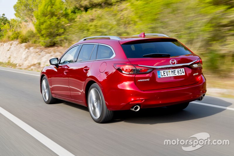 Оновлена Mazda 6 можна придбати і у кузові універсал. Такий автомобіль доступний лише з 2,0-літровим двигуном потужністю 165 к. с.