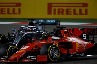 Sebastian Vettel, Ferrari SF90 en Lewis Hamilton, Mercedes AMG F1 W10