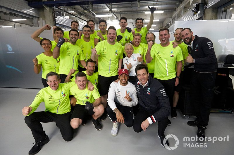 Race winner Lewis Hamilton, Mercedes AMG F1, celebrates with his team