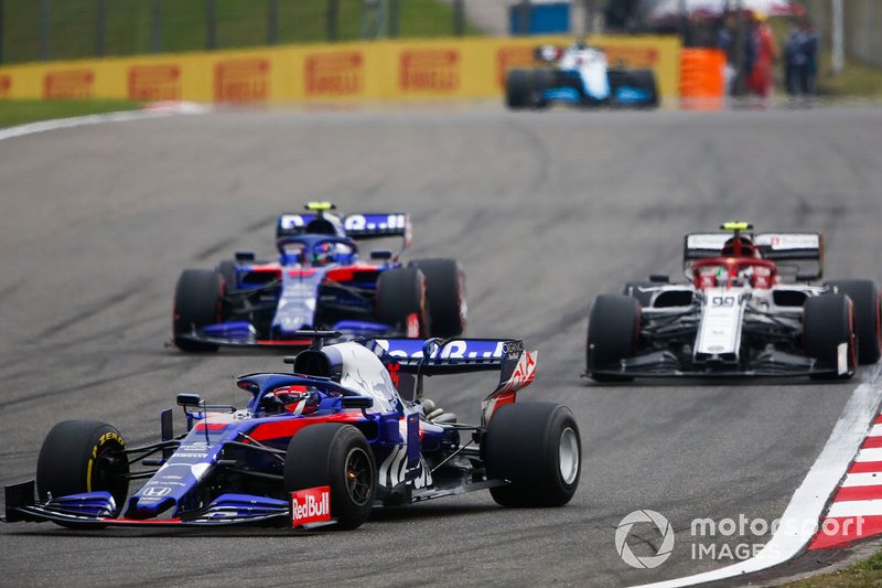 Daniil Kvyat, Toro Rosso STR14, voor Antonio Giovinazzi, Alfa Romeo Racing C38, en Alexander Albon, Toro Rosso STR14