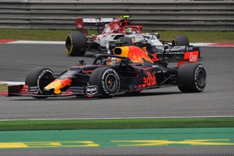 Max Verstappen, Red Bull Racing RB15, Antonio Giovinazzi, Alfa Romeo Racing C38
