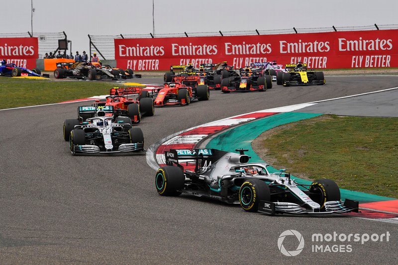 Lewis Hamilton, Mercedes AMG F1 W10, precede Valtteri Bottas, Mercedes AMG W10, Charles Leclerc, Ferrari SF90, Sebastian Vettel, Ferrari SF90, Max Verstappen, Red Bull Racing RB15, e il resto del gruppo, alla partenza
