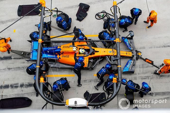 Lando Norris, McLaren MCL34, effettua un pit stop