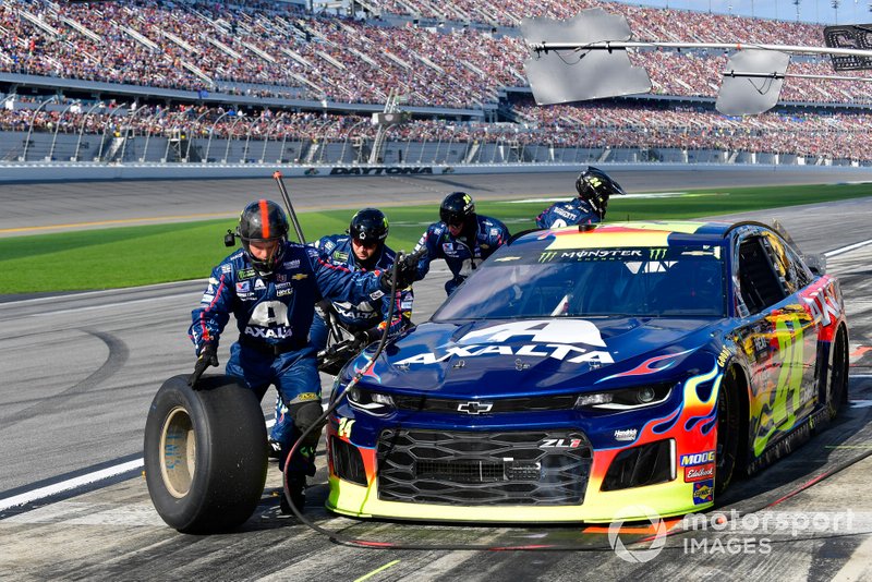 William Byron, Hendrick Motorsports, Chevrolet Camaro Axalta makes a pit stop
