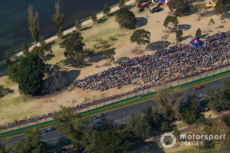 Valtteri Bottas, Mercedes AMG W10, precede Lewis Hamilton, Mercedes AMG F1 W10, e Sebastian Vettel, Ferrari SF90