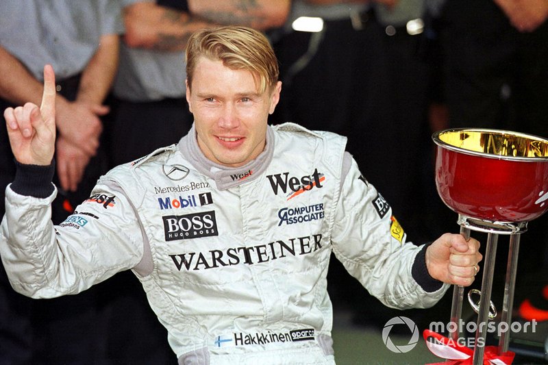 Mika Hakkinen festeggia la vittoria del titolo Mondiale di Formula 1