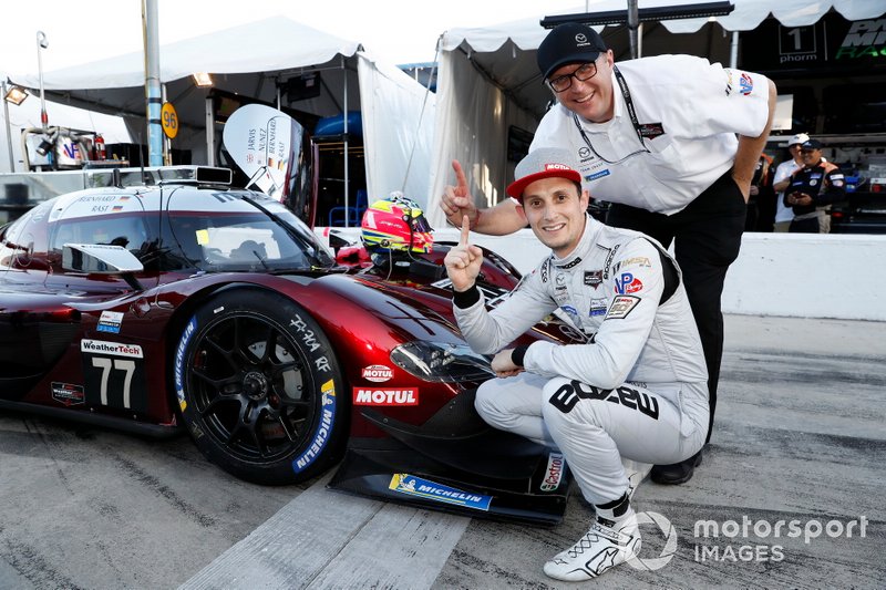 Il vincitore del Motul Pole Award #77 Mazda Team Joest Mazda DPi, DPi: Oliver Jarvis con il direttore del Motorsport Mazda John Doonan