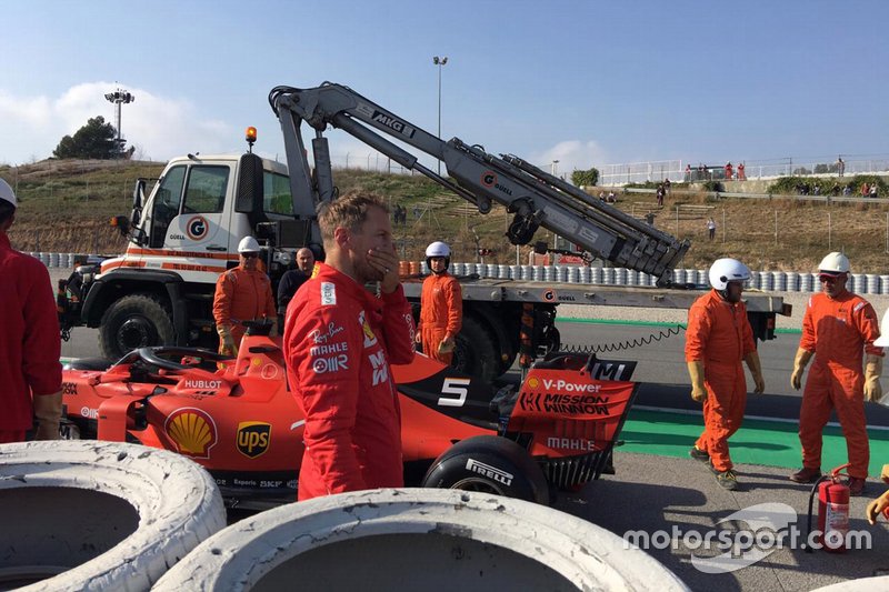 Sebastian Vettel, Ferrari SF90 detenido a un lado de la pista