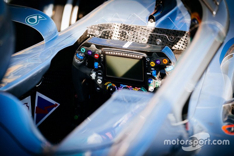 Mercedes AMG F1 W10, direksiyon detay