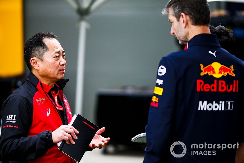 Toyoharu Tanabe, F1 Technical Director, Honda, talks with Red Bull team members