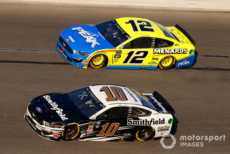 Aric Almirola, Stewart-Haas Racing, Ford Mustang Smithfield and Ryan Blaney, Team Penske, Ford Mustang Menards/Peak