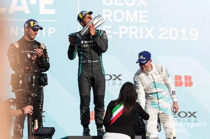 Podio: ganador Mitch Evans, Panasonic Jaguar Racing, segundo lugar Andre Lotterer, DS TECHEETAH, y tercero Stoffel Vandoorne, HWA Racelab
