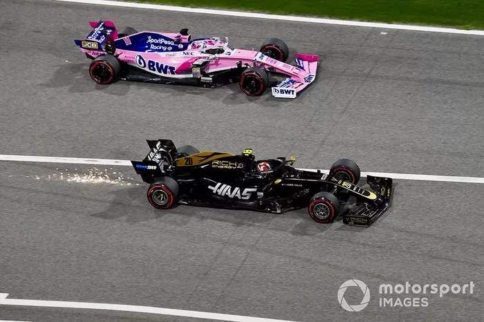 Sergio Perez, Racing Point RP19 y Kevin Magnussen, Haas F1 Team VF-19 