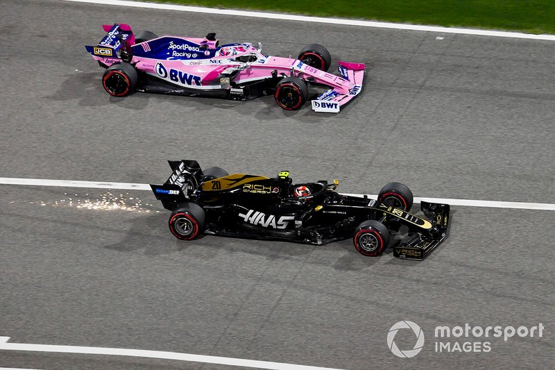 Sergio Perez, Racing Point RP19 y Kevin Magnussen, Haas F1 Team VF-19