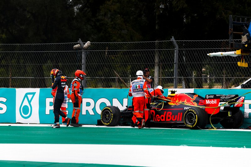Alex Albon, Red Bull RB15 choca en la PL2