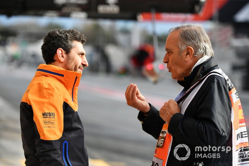 Andrea Stella, Ingegnere di Gara, McLaren chiacchiera con Giorgio Piola, Artista Tecnico