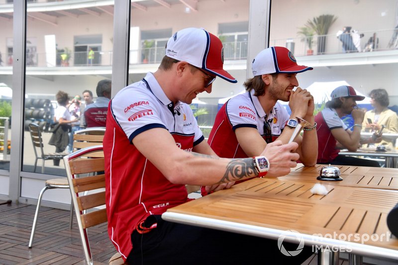 Kimi Raikkonen, Alfa Romeo Racing e Antonio Giovinazzi, Alfa Romeo Racing