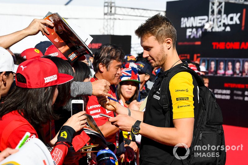 Sergey Sirotkin, Renault signs an autograph for a fan