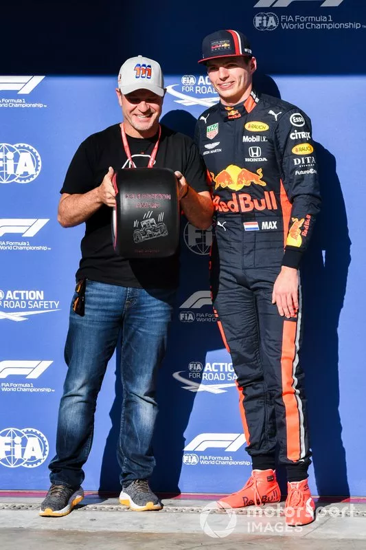 Il poleman Max Verstappen, Red Bull Racing riceve il Pirelli Pole Position Award da Rubens Barrichello
