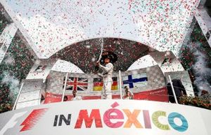 Podium: racewinnaar Nico Rosberg, Mercedes AMG F1 met Champagne