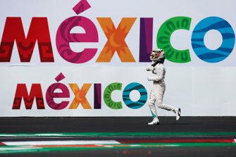 Lewis Hamilton, Mercedes AMG, primo classificato, festeggia al Parc Ferme