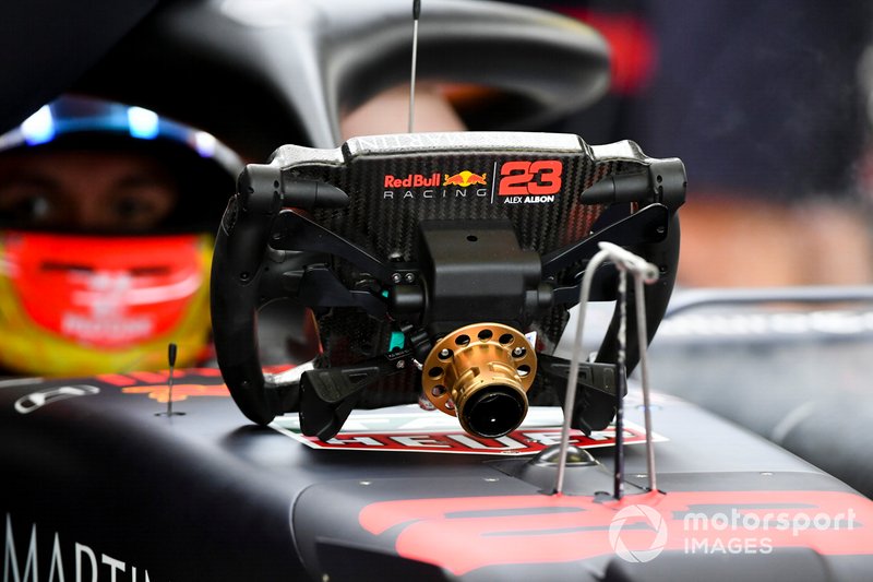 El volante del coche de Alex Albon, Red Bull RB15