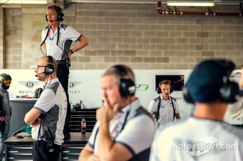 Bentley Team M-Sport garage atmosphere