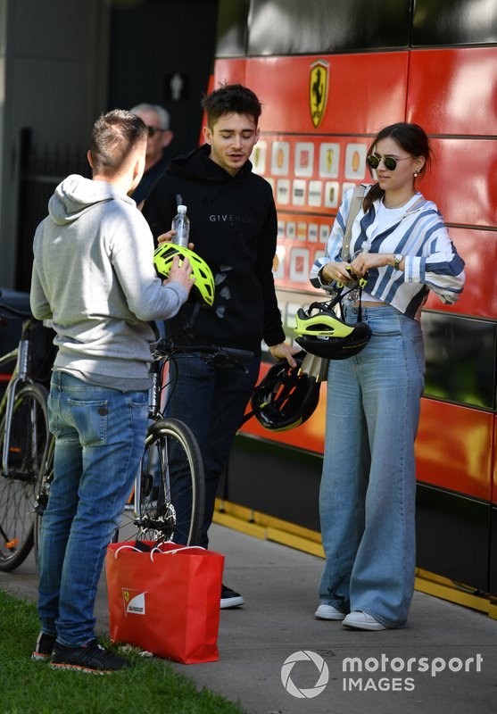 Charles Leclerc, Ferrari, va in bicicletta in pista con la sua ragazza Charlotte Sine