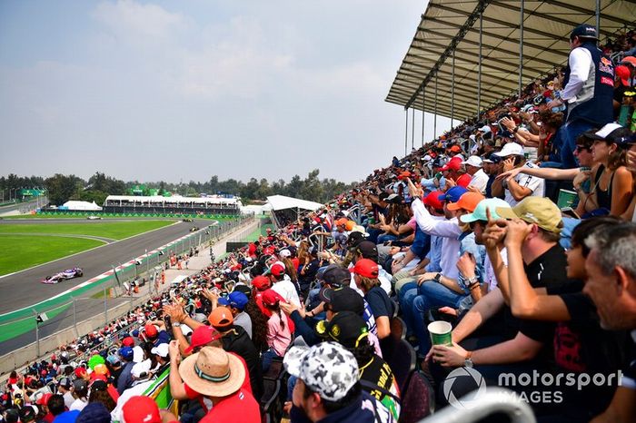 Fans mientras pasa Sergio Pérez, Racing Point